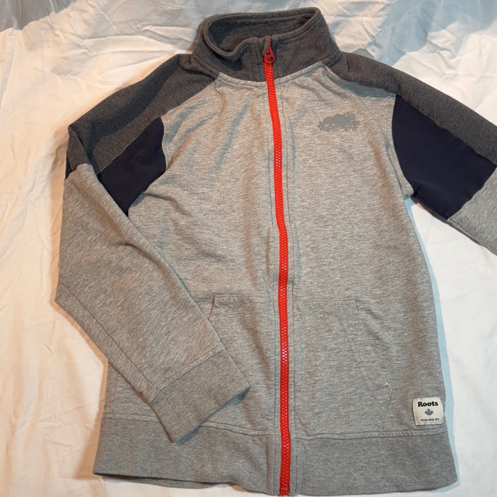 ⭐️ Roots - Kids Gray and Navy Sweatshirt/Zipped jacket